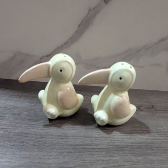 Ceramic Toucan Salt & Pepper Shaker Set Vintage Pastel Pink  Cream Collectible - Picture 3 of 7